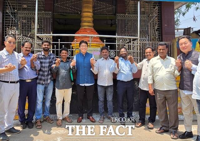 지난 22일, 인도 안드라프라데시(AP)주 비사카파트남에서 만난 고윤주 LG화학 CSSO(최고지속가능전략책임자) 전무(가운데)와 LG폴리머스 인근 마을 대표들이 기념촬영을 하고 있다. /LG화학