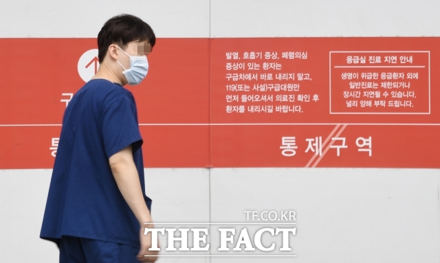 김홍순 교육부 의대교육지원관(국장)은 28일 정례브리핑에서 어떤 루트로든 (학사유연화에 대해) 협의한 바 없다며 학칙대로 하겠다는 게 학장님들 입장이고 교육부도 유급에 대해 별도 조치는 생각하지 않고 있다고 선을 그었다. 사진은 서울의 한 대학병원./장윤석 기자