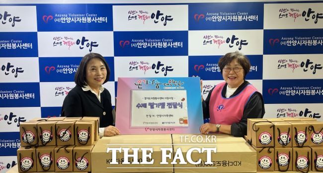 안양시 생활개선회가 28일 수제 딸기잼 100개를 소외계층에 전달하고 있다. /안양시자원봉사센터