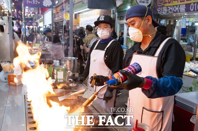 불쇼를 펼치며 사람들의 발걸음을 멈추게 야시장 먹거리 가판대. /구미시