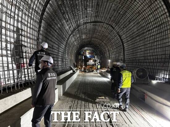 안전관리, 토목, 건축 분야 관련 전문가로 구성된 ‘경기도 도민감리단’이 최근 도봉산~옥정 광역철도 1공구에 대한 시공·관리 실태 집중 점검을 진행하고 있다./경기도