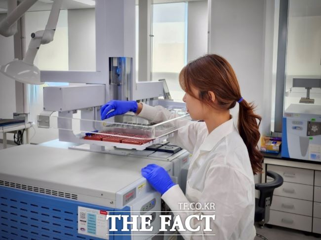 경기도보건환경연구원 실험 장면./경기도보건환경연구원