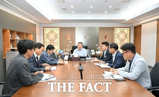 김경일 경기 파주시장(가운데)을 비롯한 파주시 관계자들이 지난 27일 자정쯤 대북전단을 기습 살포한 납북자가족모임 관계자들에 대한 긴급대책회의를 진행하고 있다./파주시