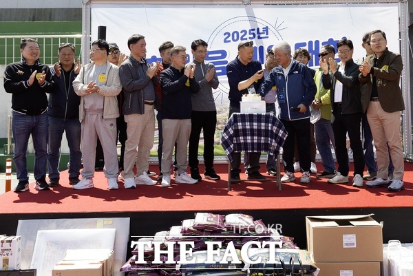 남대전고 8기 동문 환갑 축하 이벤트 현장 모습. 총동문회 한마음체육대회 무대 위에서 8기 동문들을 위한 깜짝 케이크 커팅식이 진행되고 있다./남대전고 총동문회