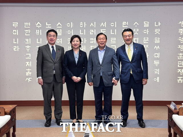 최민호 세종시장이 27일 일본 자민당 정보통신전략조사회 소속 국회의원단을 만나 단체 기념촬영을 하고 있다. 왼쪽부터 코모리 타쿠오 중의원 의원, 노다세이코 중의원 의원, 최민호 시장, 오오카 토시오카 중의원 의원(대외협력담당관). /세종시