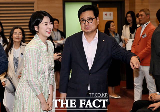 김장겸 국민의힘 의원과 인사하는 배현진 의원(왼쪽).