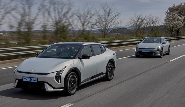 28일 카이즈유데이터연구소에 따르면 올해 1분기 국내 세단 판매량은 8만2355대로 전년 동기 대비 10.8% 증가했다​. 같은 기간 신차 시장 전체 판매량이 11.3% 줄고, SUV 판매량도 1.4% 감소한 것과 대조적이다​. 기아 EV4. /기아