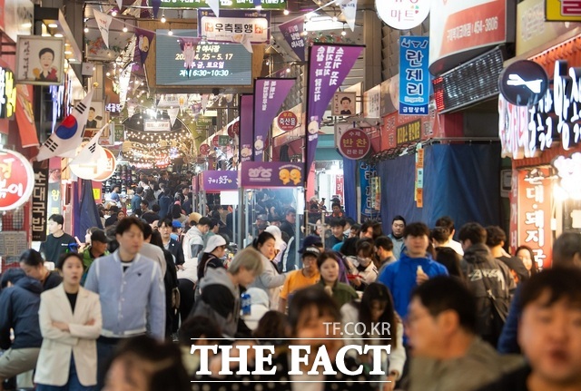 야시장 먹거리 장터도 개장 직후부터 긴 줄이 이어져 일부 인기 가판대에는 줄이 끊이지 않았고 부스 주인들은 즐거운 비명을 질렀다. /구미시