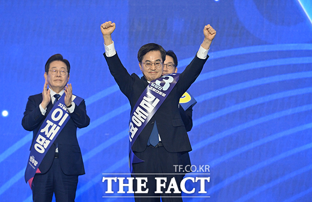 김동연 더불어민주당 경선 후보가 27일 오후 경기 고양시 킨텍스에서 열린 더불어민주당 제21대 대통령선거 후보자 선출을 위한 수도권·강원·제주 합동연설회에 참석해 기념촬영을 하고 있다. /고양=박헌우 기자