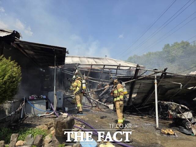 28일 오전 11시 23분쯤 세종시 전동면 한 단독주택에서 화재가 발생해 소방당국이 진화하고 있다. /세종소방서