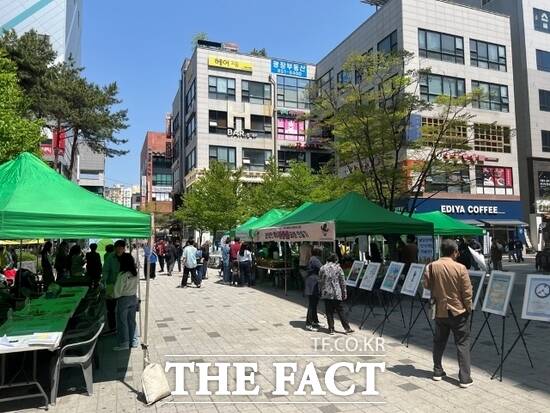 지난 26일 경기 의정부시가 민락2지구 로데오거리 광장에서 개최한 2025년 장애인 인식 전환 캠페인을 방문한 시민들이 전시물을 둘러 보고 있다. /의정부시