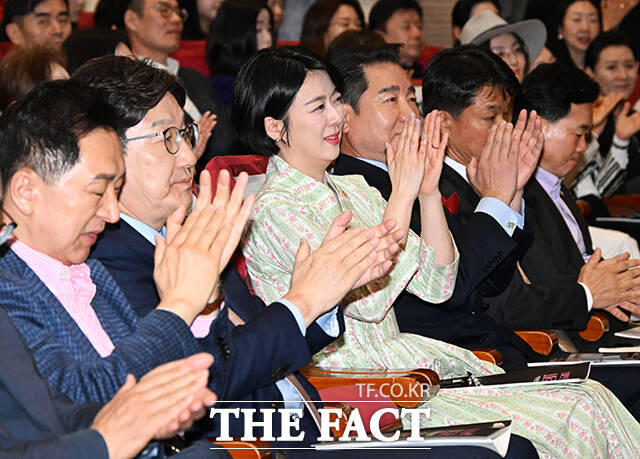 박수 치는 김기현 국민의힘 의원과 권성동 원내대표, 배현진 의원(왼쪽부터).