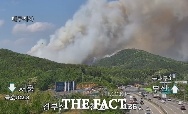 한국도로공사 경부고속도로 외천교에 설치된 CCTV를 통해 본 대구 북구 함지산 산불 모습 /한국도로공사 CCTV 캡처