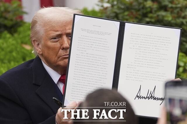 도널드 트럼프 미국 대통령은 27일(현지 시간) 소셜미디어 트루스소셜에 올린 글에서 관세가 시행되면 많은 사람의 소득세가 크게 줄어들거나, 완전히 면제될 수 있다며 거듭 관세정책을 옹호했다. 도널드 트럼프 미국 대통령이 지난 2일(현지시간) 백악관 로즈가든에서 상호 관세 부과와 관련된 행정 명령에 서명한 후 이를 들어 보여주고 있다. 트럼프 대통령은 한국에 대해서는 25% 상호 관세를 산정했다. /워싱턴=AP·뉴시스
