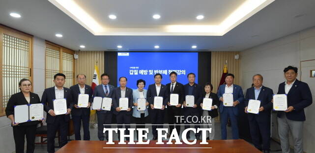 논산시의회가 지난25일 시의회 1층 회의실에서 의원 및 사무국 직원 등 40여 명을 대상으로 국민권익위 청렴연수원 청렴연수 프로그램을 펼쳤다. /논산시의회