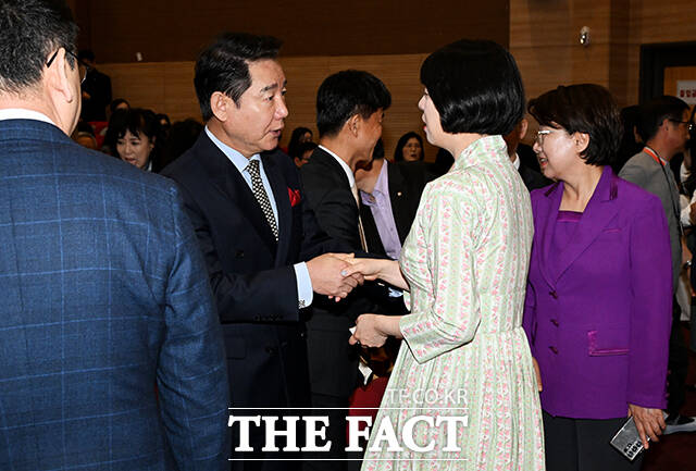 박상원 서울문화재단 이사장(왼쪽)과 인사하는 배현진 의원.