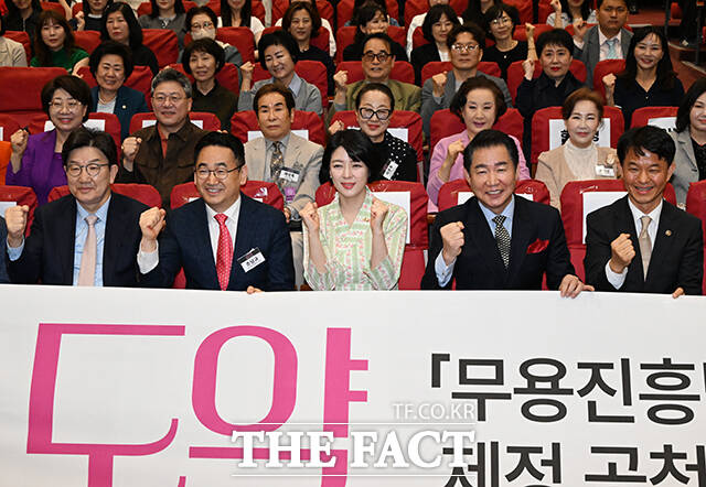 기념사진 촬영하는 권성동 국민의힘 원내대표와 조남규 대한무용협회 이사장, 배현진 국민의힘 의원, 박상원 서울문화재단 이사앚, 용호성 문화체육관광부 제1차관(왼쪽부터).