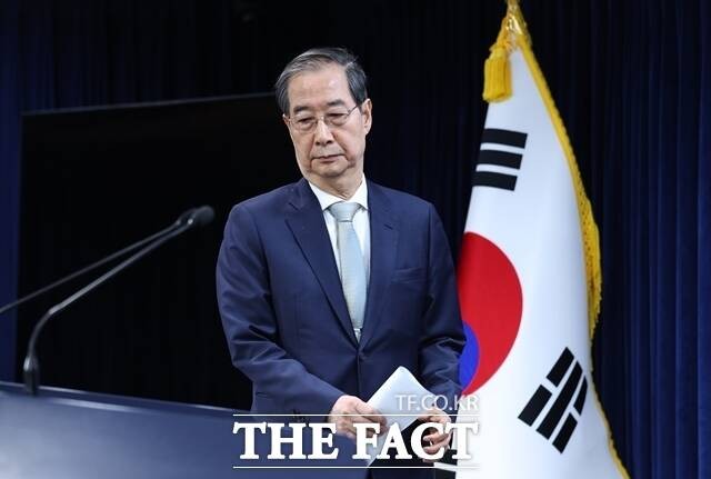 한 권한대행은 헌재 탄핵 기각 결정 이후 직무에 복귀하며 조기 대선 전까지 국정 안정에 최선을 다하겠다고 밝혔다. 하지만 대선 출마를 이유로 관련 리스크를 후임자들에게 떠넘기면서 궁색한 꼴이 됐다는 해석이 나온다. /임영무 기자