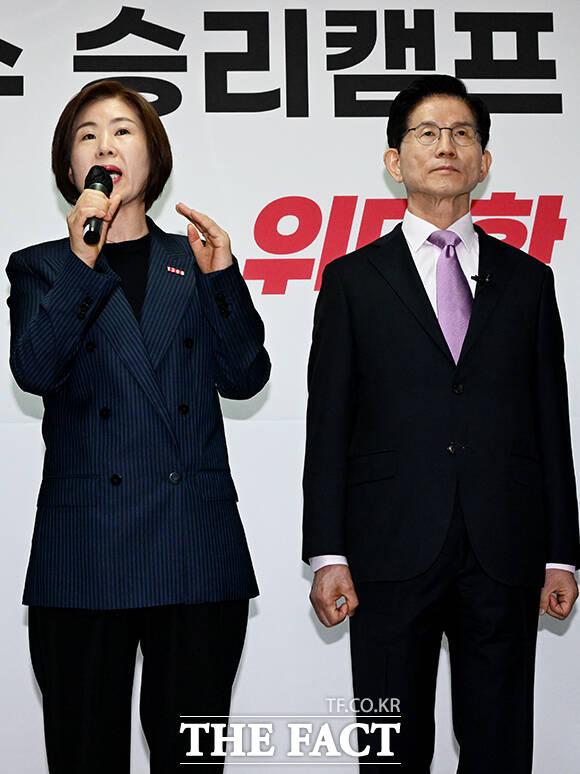 발언하는 김미애 국민의힘 의원(왼쪽).