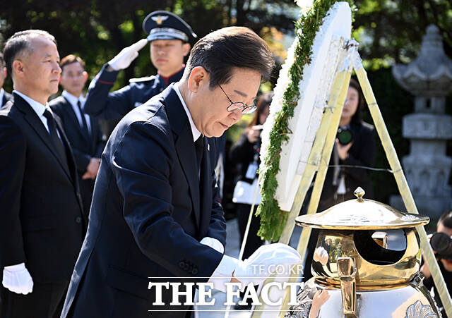 이재명 더불어민주당 대선 후보가 28일 오전 서울 동작구 국립서울현충원 고 이승만 전 대통령 묘역을 찾아 참배하고 있다. /남윤호 기자