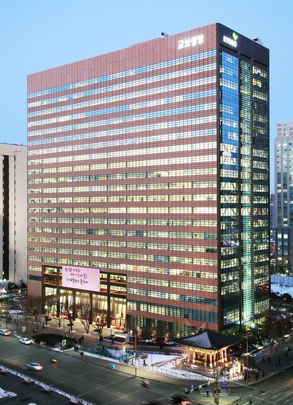 교보생명이 약 9000억원의 자금을 투입해 SBI저축은행을 인수하기로 했다. /교보생명