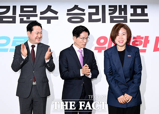 인사하는 김미애 국민의힘 의원(오른쪽).