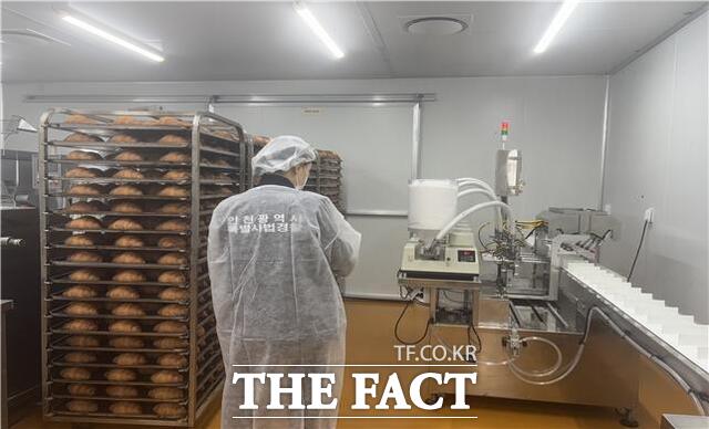 인천시 특별사법경찰이 관내 디저트류 식품 제조․판매업소를 대상으로 식품안전 단속을 실시하고 있다. /인천시