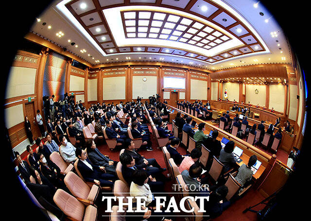 윤석열 전 대통령의 파면으로 치러지는 오는 6월 3일 조기 대선은 후보들 간의 프레임 전쟁으로 치러질 전망이다. 사진은 4일 오전 서울 종로구 헌법재판소 대심판정에서 윤석열 대통령 탄핵심판 결정이 선고되는 장면./ 사진공동취재단