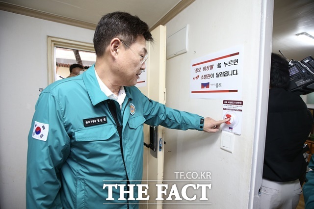 서울 종로구(구청장 정문헌)는 28일 지난해 전국 최초로 도입된 119연계 종로 비상벨이 국·시비 3억 7500만 원을 확보했다고 밝혔다. 사진은 비상벨을 시연하는 정문헌 종로구청장./종로구