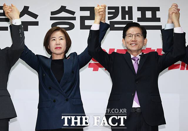김문수 후보 손 잡은 김미애 국민의힘 의원(왼쪽).