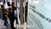  SKT 유심 무상 교체 시작 '오픈런'등 속타는 고객 [TF사진관]