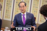 한덕수 권한대행 이코노미스트와 인터뷰 '미군 주둔 절대적 중요' [TF사진관]