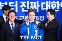  '기호 1번' 선거용 점퍼 입은 이재명 대선 후보 [TF사진관]