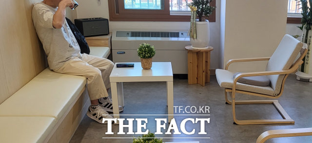 서울마음편의점 이용객이 소통 공간에서 커피를 마시며 휴식을 취하고 있다. /정소양 기자