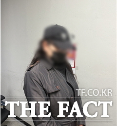 여장한 상태로 여성 상인들을 대상으로 무전취식을 하고 금전을 편취한 A 씨 모습. /대전 경찰