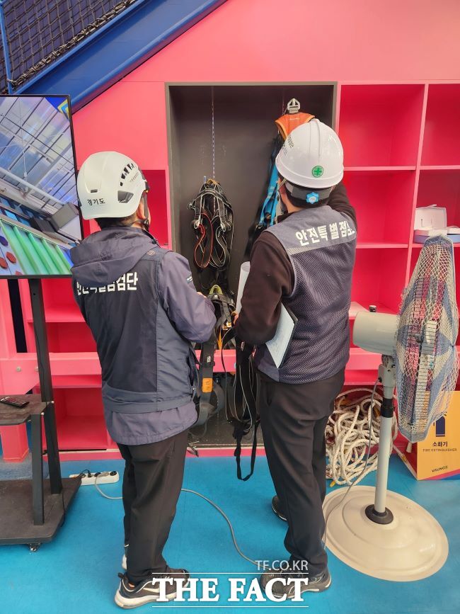 경기도가 15개 시·군, 소방서 등과 합동으로 번지점프와 집라인 등 레저스포츠 시설 안전 점검을 하고 있다. /경기도