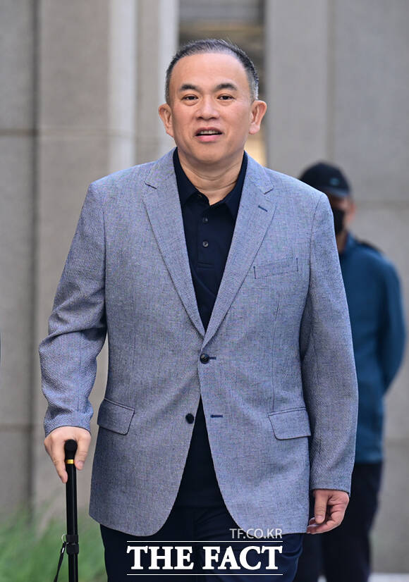 윤석열 전 대통령 부부 공천 개입 의혹을 받는 명태균 씨가 29일 오전 서울 서초구 서울고등검찰청에 출석하고 있다. /이새롬 기자