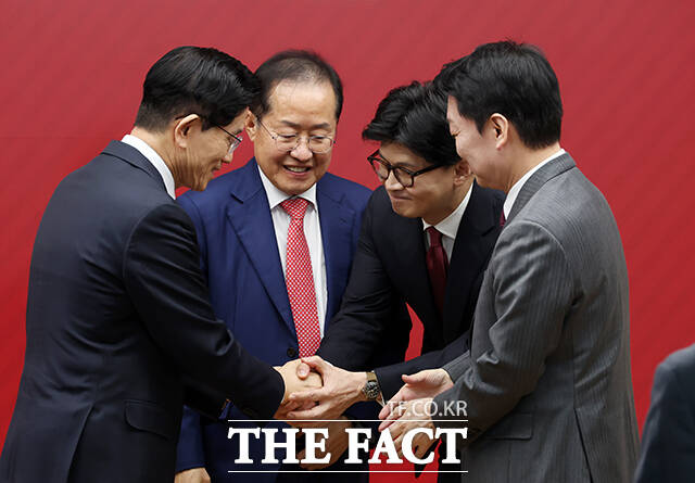 3차 경선 진출자 결과 발표 후 인사하는 후보들. 왼쪽부터 김문수·홍준표·한동훈·안철수 후보.