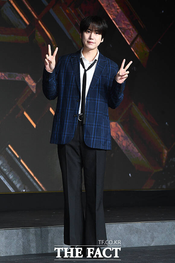 포즈 취하는 규현.