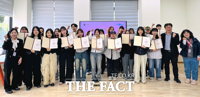 28일 제주연구원에서 충남사회서비스원과 제주연구원 사회복지연구센터 관계자들이 상호 발전을 위한 업무협약을 체결한 후 기념 촬영을 하고 있다. /충남사회서비스원