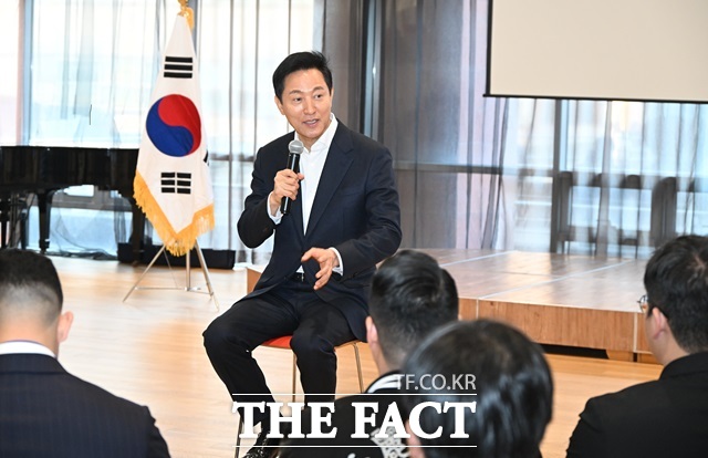 오세훈 서울시장이 지난달 19일 오후 숭실대학교 형남홀에서 전국총학생협의회와 숭실대 재학생 등 대학생 100여명을 대상으로 왜 다시 성장인가 미래세대를 위한 국가 특강 후 학생들의 질문에 답하고 있다./서울시