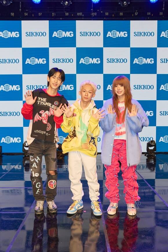 힙합 그룹 식구가 29일 앨범 간(間) 발매 쇼케이스를 개최하고 대중이 듣고 느껴지는 한국적인 것을 담고 싶었다, 겉멋 없이 있는 그대로 표현하는 팀이라고 밝혔다. 왼쪽부터 요시 구민재 200. /AOMG