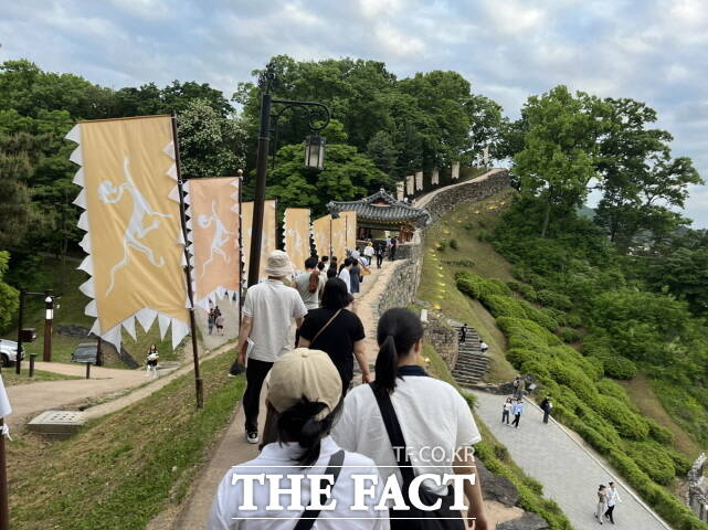 공산성 달밤 이야기 장면. /공주시