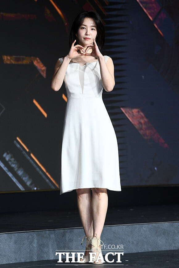 강지영 아나운서가 포즈를 취하고 있다.