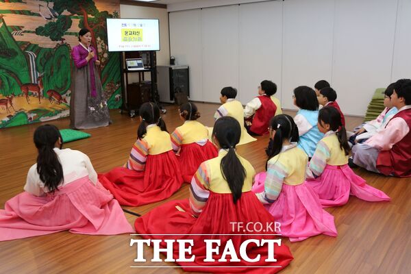 한국효문화진흥원이 오는 11월까지 2025년 세대공감 효·인성 체험 캠프를 운영한다. 사진은 지난해 진행된 캠프 모습./한국효문화진흥원