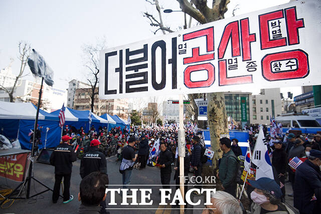 온라인 커뮤니티에는 극우 세력의 혐중 정서를 기반으로 중국을 비하하는 내용과 각종 음모론들이 쏟아졌다. 사진은 윤석열 전 대통령 탄핵심판 선고기일이 발표된 지난 1일 오후 서울 종로구 헌법재판소 인근에서 탄핵 반대 집회가 열린 모습. /장윤석 기자