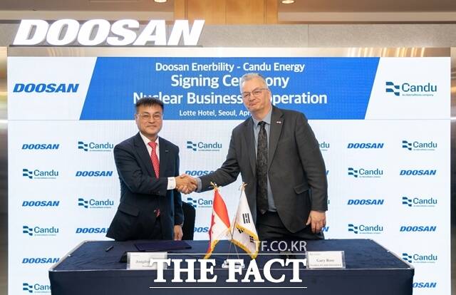 29일 서울 중구 롯데호텔에서 진행된 원자력 사업 협력을 위한 우선공급자 협약 체결식에서 개리 로즈 캔두에너지 사장(오른쪽)과 김종두 두산에너빌리티 원자력BG장이 기념사진을 촬영하고 있다. /두산에너빌리티