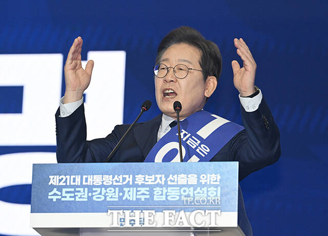 정부가 전남 신안에 아시아·태평양 최대 규모의 해상풍력 집적화 단지 조성 계획을 밝힌 데 이어 이재명 더불어민주당 대선 후보도 해상풍력 육성 공약을 내놓으면서 SK이터닉스 등 풍력에너지 관련 기업에 훈풍이 불 것이란 기대감이 커지고 있다. 이재명 더불어민주당 대선 경선 후보가 27일 오후 경기 고양시 킨텍스에서 열린 더불어민주당 제21대 대통령선거 후보자 선출을 위한 수도권·강원·제주 합동연설회에 참석해 정견발표를 하고 있다. /고양=박헌우 기자