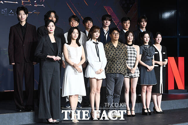 모델 최현준과 보드게임 마스터 티노, 대학생 박상연, 전 바둑기사 이세돌, 가수 규현, 프로 포커 플레이어 세븐하이, 방송인 정현규, 손은유 변호사, 의료인 김하린, 가수 츄, 정종연 PD, 배우 윤소희, 아나운서 강지영, 미스코리아 이승현(왼쪽부터)이 29일 오전 서울 마포구 호텔 나루 서울 엠갤러리에서 열린 넷플릭스 새 예능 데블스 플랜: 데스룸 제작발표회에 참석해 포즈를 취하고 있다. /서예원 기자