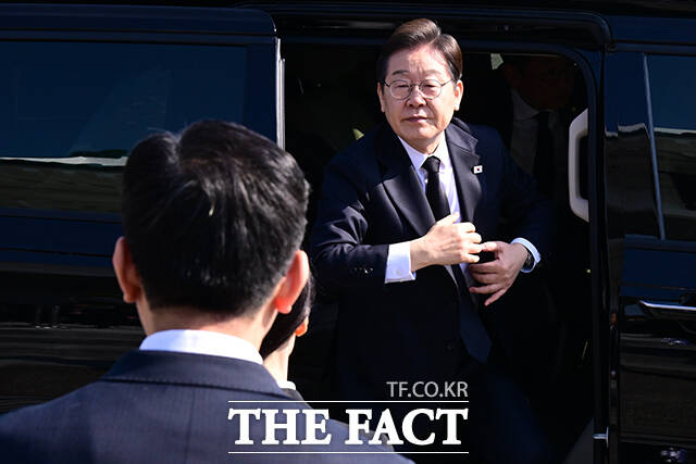 이재명 더불어민주당 대통령선거 후보가 28일 오전 서울 동작구 국립서울현충원에 현충탑 참배를 위해 하차하고 있다./남윤호 기자